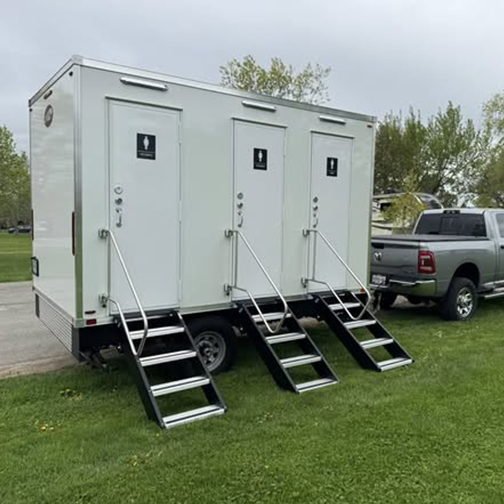 Outdoor Lighting Rental - Trailer Toilet Mobile Mewah 3 Kamar